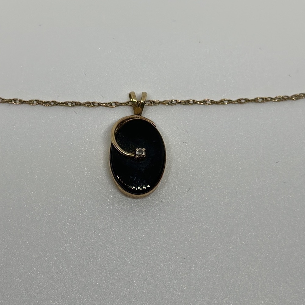 14k real gold real diamond and ónix necklace​